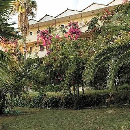 فندق Pataros 3*